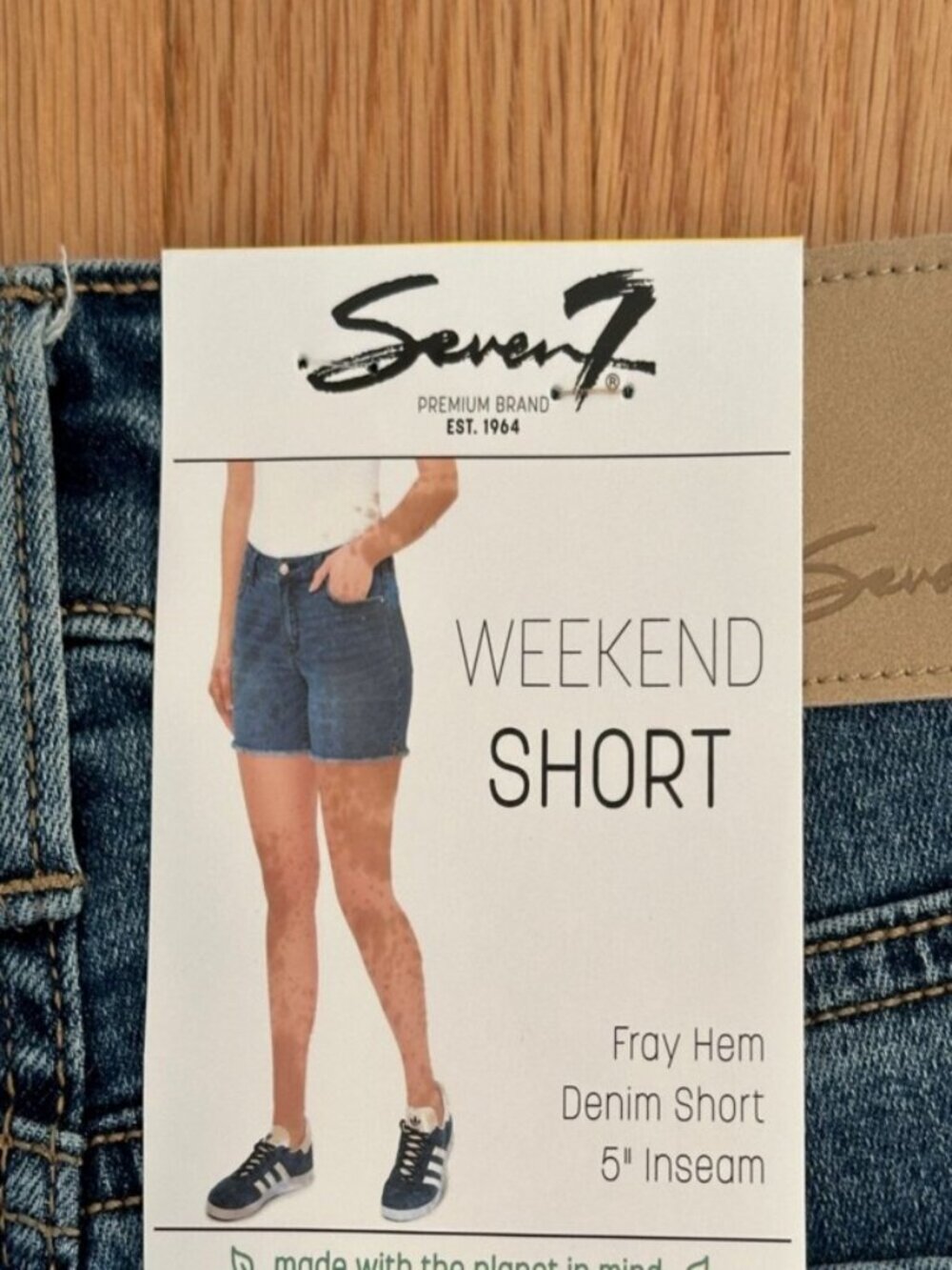 SEVEN7 Fray Hem Denim Shorts Medium Wash Size 8 NWT - Picture 10 of 12